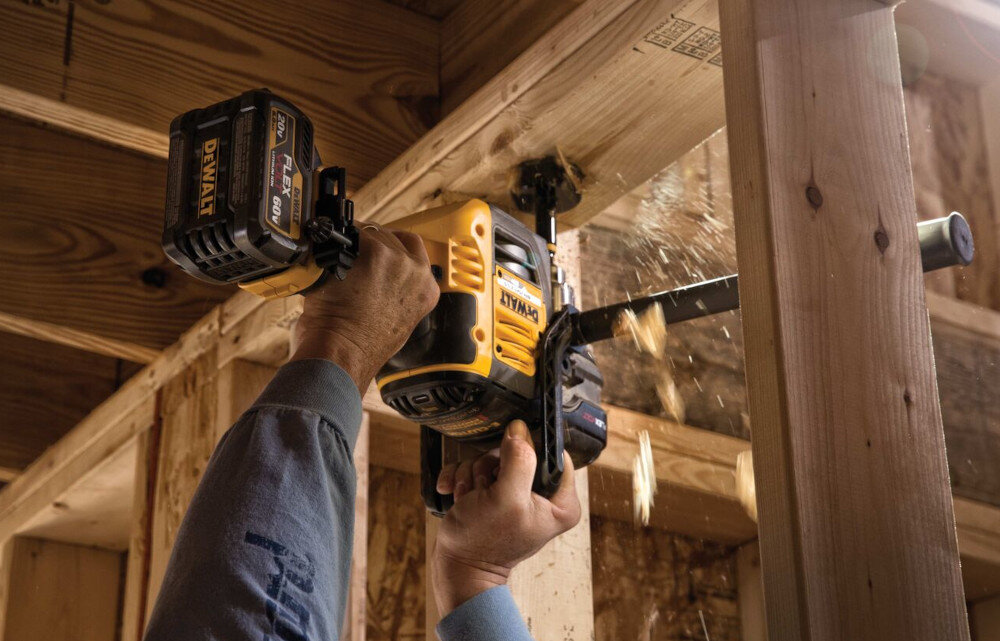 Wiertarka kątowa DEWALT DCD460N świetne parametry techniczne solidne niezawodne do wiercenia dużymi średnicami wierteł w do drewna sklejce płytach wiórowych poręczna konstrukcja