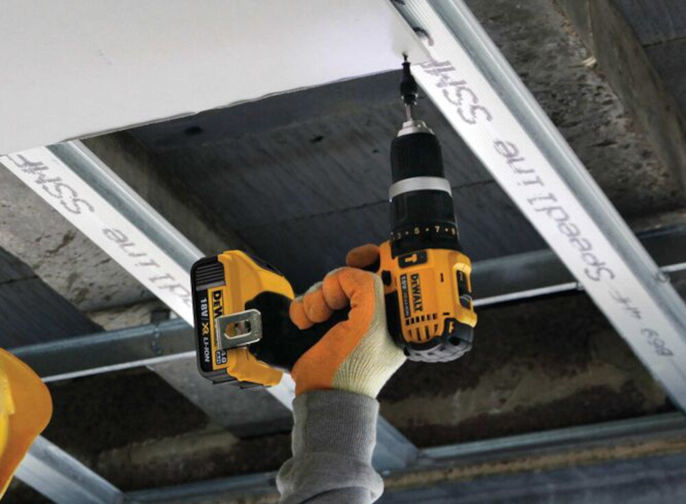 Wiertarko-wkrętarka DEWALT DCD785M2 świetne parametry techniczne solidne niezawodne do pracy w drewnie stali i murze funkcja udaru