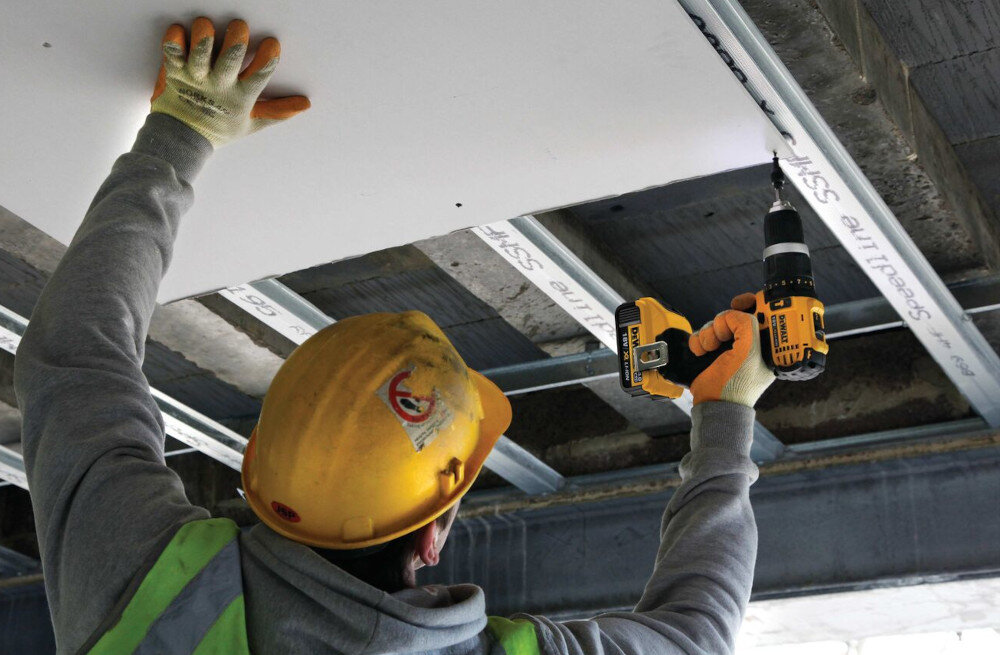 Wiertarko-wkrętarka DEWALT DCD785M2 solidny uchwyt kompaktowa ergonomiczna konstrukcja w profesjonalnych warsztatach w warunkach domowych rękojeść pokryta antypoślizgowym tworzywem