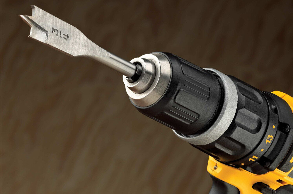 Wiertarko-wkrętarka DEWALT DCD785M2 do mocowania osprzętu za pomocą jednotulejowego uchwytu wiertarskiego 13 mm automatyczna blokada wrzeciona