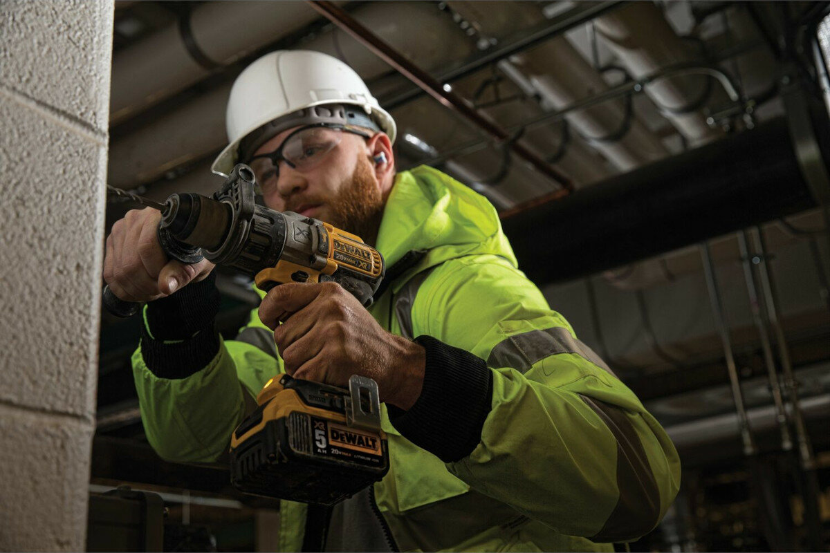 Wiertarko-wkretarka DEWALT DCD996P2 dobra widocznosc pola pracy nowy akumlator o pojemnosc 5.0 Ah technologia Li-Ion silnik bezszczotkowy dioda LED funkcja opoznionego startu