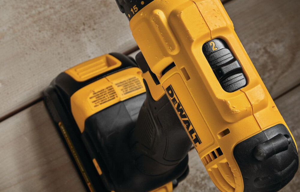 Wiertarko-wkrętarka DEWALT DCD778S2T 2-biegowa przekładnia pierwszy bieg w zakresie od 0 do 500 obr/min drugi od 0 do 1750 obr/min moment obrotowy w miękkiej powierzchni do 26 Nm w twardej powierzchni do 65 Nm