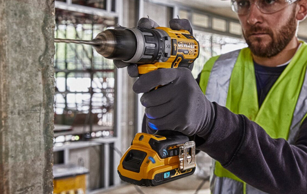 Wiertarko-wkrętarka DEWALT DCD997NT-XJ solidny uchwyt kompaktowa konstrukcja do użytkowania w profesjonalnych warsztatach w warunkach domowych ergonomiczna rękojeść boczna pokryta antypoślizgowym tworzywem udoskonalona konstrukcja uchwytu