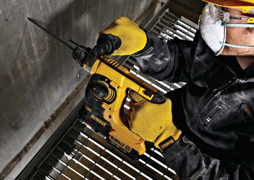 Zestaw Combo DEWALT 18 V DCK271M2 tryb udaru 2,1 J częstotliwość udaru do 4600 ud/min system Perform&Protect do 6,6 m/s2