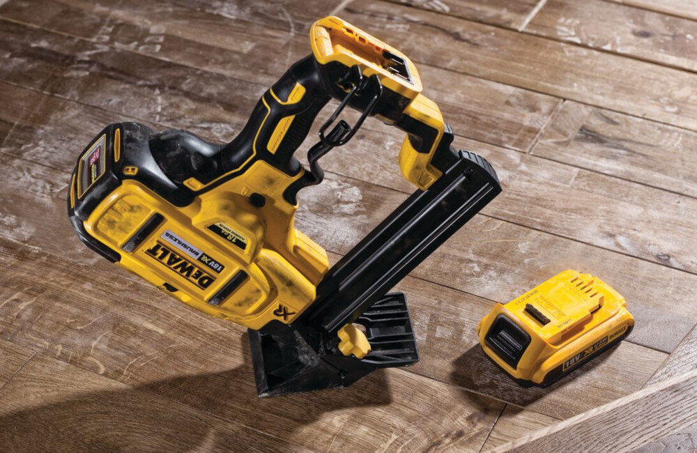 Zszywacz akumulatorowy DEWALT DCN682N-XJ łatwe w użyciu do pracy w drewnie tworzywach sztucznych tekturze papierze pokładach dywanowych regulacja głębokości wbijania zszywek magazynek na zszywki dwa tryby pracy