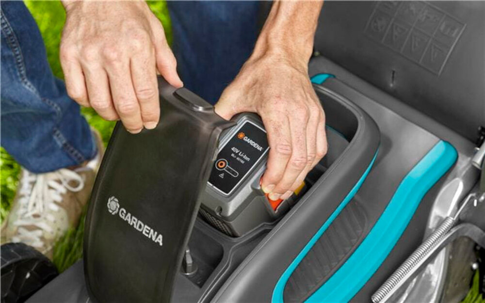 Kosiarka akumulatorowa GARDENA PowerMax Li-40-41 (5041-20) silnik PowerPlus bardzo cicha 89 dB komfortowa praca akumulator litowo-jonowy pojemność 4,2 Ah łatwy w utrzymaniu i wymianie pozbawiony efektu pamięci model bez akumulatora i ładowarki wyświetlacz LED