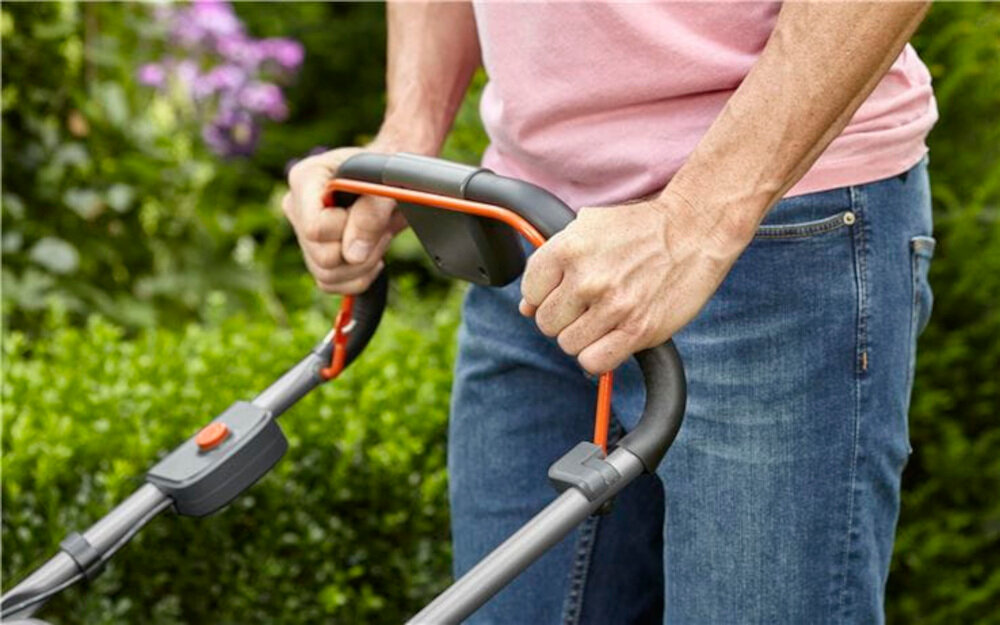 Kosiarka akumulatorowa GARDENA PowerMax Li-40-41 (5041-20) rączki w kształcie pałąka uchwyt ErgoTec z dźwigniami wyłącznika po obu stronach ergonomiczny kształt teleskopowy składany uchwyt