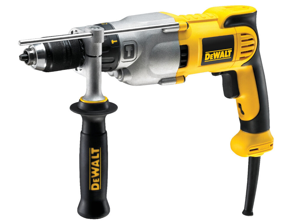 Wiertarka udarowa DEWALT DWD522KS wiertarka na białym tle widoczna od przodu pod skosem wszechstronne narzędzie do wiercenia w betonie, drewnie, metalu i innych twardych materiałach moc 950 W maksymalna prędkość do 3500 obr./min wysoka częstotliwość udarów szybkie i skuteczne wiercenie w twardych powierzchniach