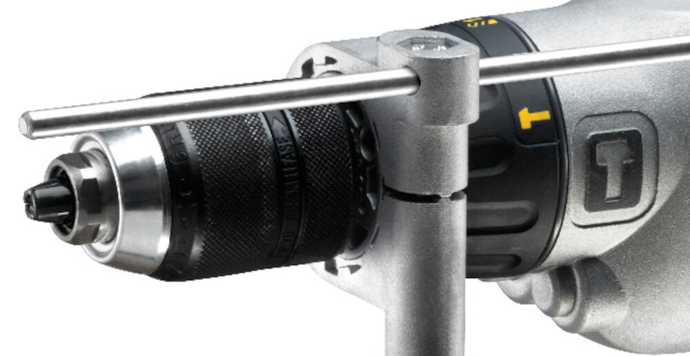 Wiertarka udarowa DEWALT DWD522KS zbliżenie na uchwyt wiertarski szybkozaciskowy uchwyt wiertarski o zakresie 1,5–13 mm sprawna wymiana wierteł bez użycia klucza mechaniczne sprzęgło momentu obrotowego ochrona przed nagłymi szarpnięciami przy zakleszczeniu wiertła