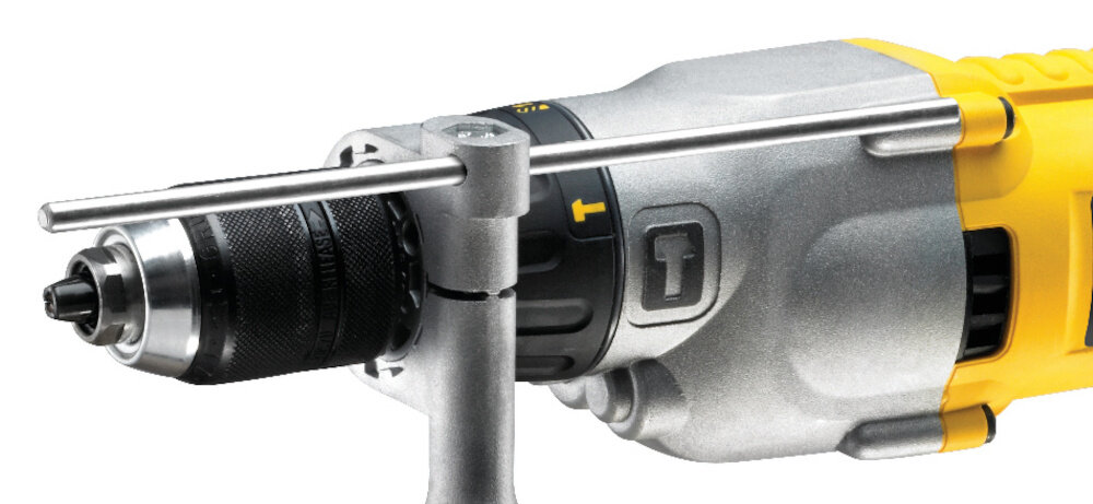 Wiertarka udarowa DEWALT DWD524KS zbliżenie na ogranicznik głębokości wiercenia ogranicznik głębokości wiercenia precyzyjne kontrolowanie głębokości otworu i uzyskiwanie powtarzalnych wyników zwiększa precyzję montażu kołków, wkrętów i elementów mocujących