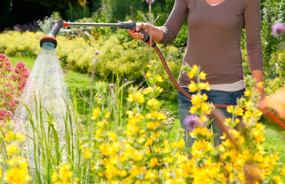 Lanca zraszająca GARDENA 18335-20 ogród kwiaty krzewy drzewa osoba podlewa rośliny wyzwalacz impulsowy z blokadą nie musisz ciągle trzymać przycisku blokada utrzyma stały strumień wody