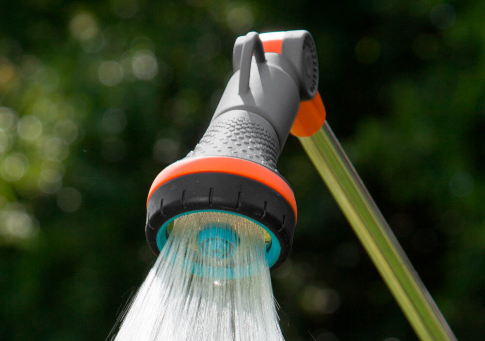 Lanca zraszająca GARDENA 18335-20 zbliżenie na dyszę rozmazane zielone tło pierścień z miękkiego tworzywa ochrona przed uszkodzeniami mechanicznymi trwałość bezpieczne użytkowanie