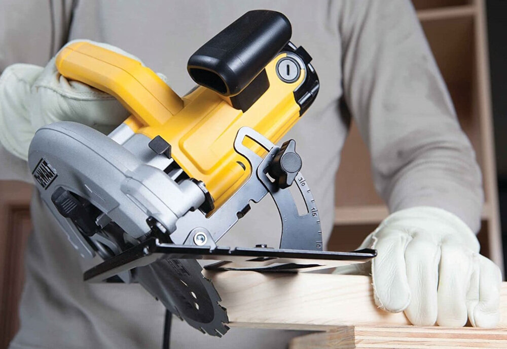 Pilarka tarczowa DEWALT DWE550 maksymalna grubość materiału do 55 mm maksymalna głębokość cięcia pod kątem 45 stopni do 35 mm pod kątem 90 stopni do 55 mm