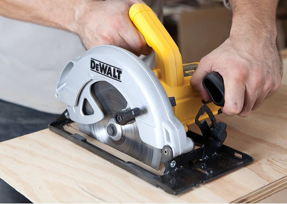 Pilarka tarczowa DEWALT DWE550 wycięta konstrukcja osłony tarczy lepsza widoczność innowacyjny system odpylania z wysokiej jakości nadmuchem kompatybilne z systemem odpylającym DEWALT AirLock