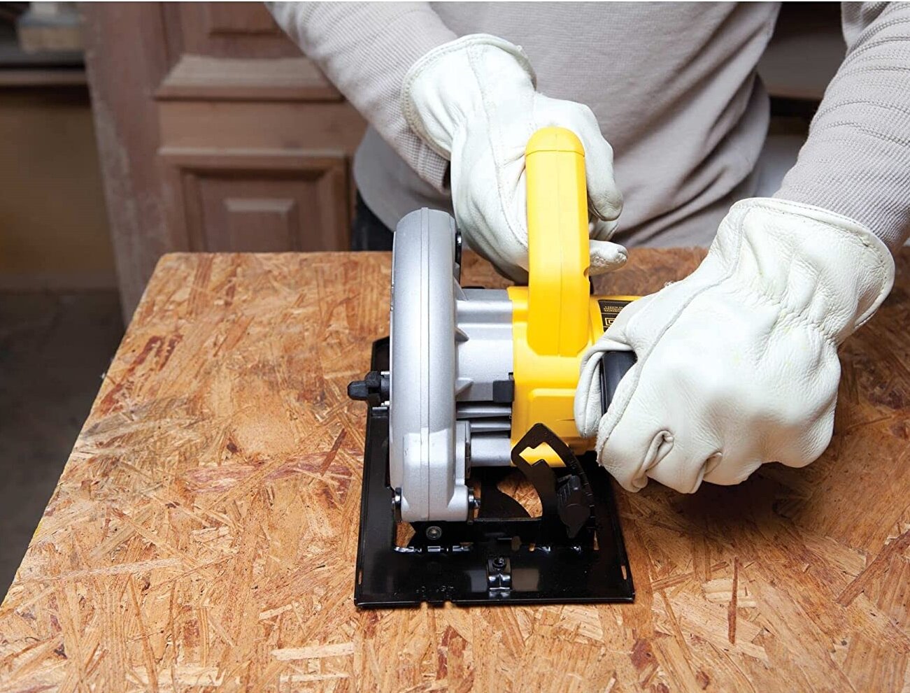 Pilarka tarczowa DEWALT DWE550 praca w zgodzie z rygorystycznymi zasadami ergonomii wyprofilowana rękojeść pokryta antypoślizgowym tworzywem dodatkowa rękojeść praca oburącz