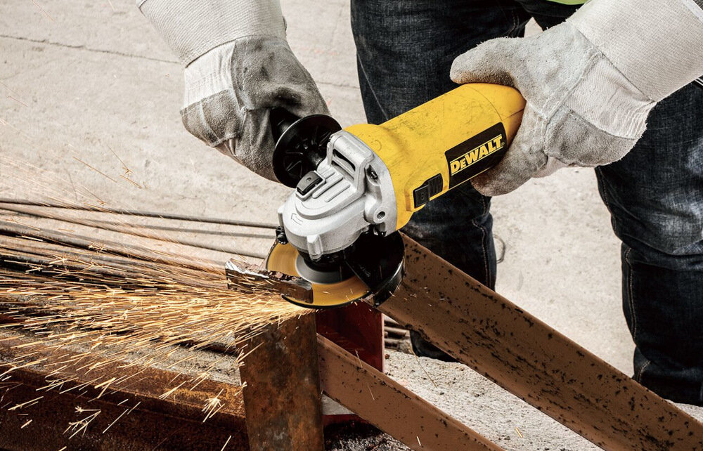 Szlifierka kątowa DEWALT DWE4217KT obudowa zamknięta w mocnej skorupie skuteczne odprowadzenie ciepła z urządzenia