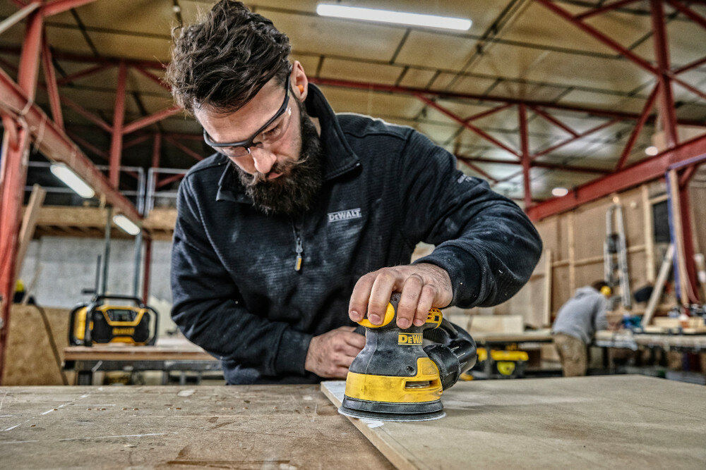 Szlifierka mimośrodowa DEWALT DWE6423-QS zasilana prądem elektrycznym silnik moc 280 W do prac o małym i średnim natężeniu zmienna maksymalna prędkość obrotowa od 8000 do 12000 obr/min
