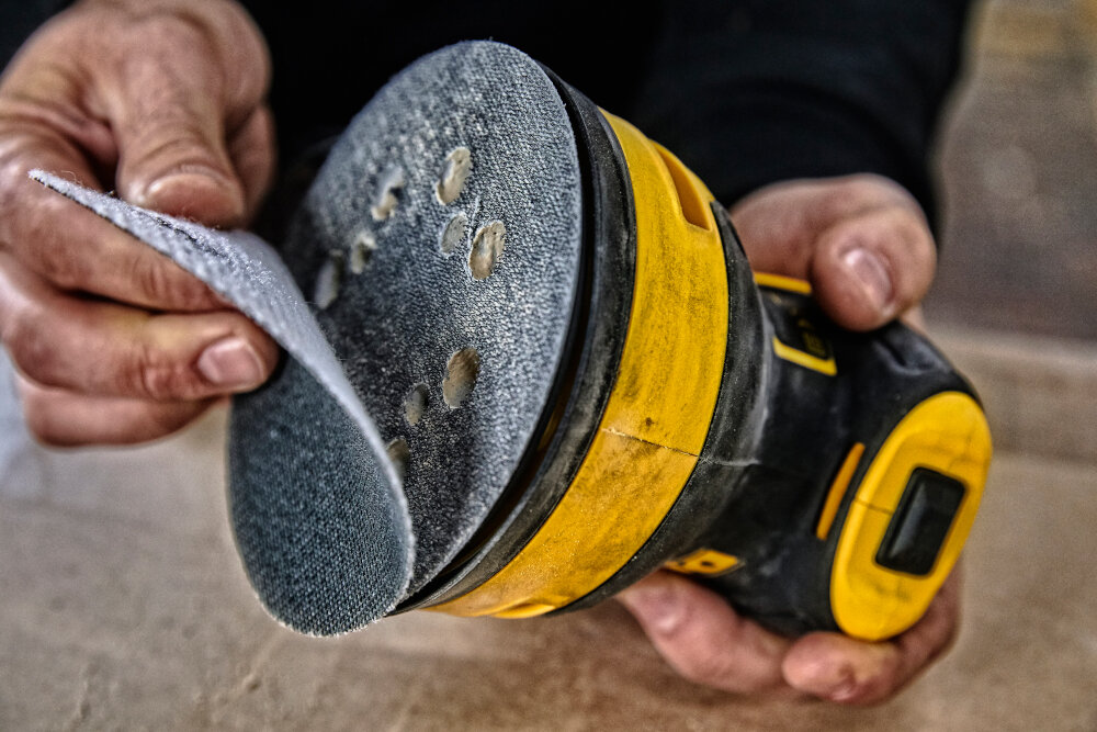 Szlifierka mimośrodowa DEWALT DWE6423-QS rzep dla łatwiejszej instalacji tarcze ścierne o średnicy 125 mm łożyska kulkowe włącznik pyłoszczelne