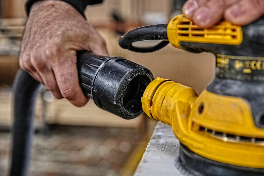 Szlifierka mimośrodowa DEWALT DWE6423-QS worek pyłowy system DEWALT AirLock bezpośrednie podłączenie odkurzacza wbudowane gniazdo odpylające