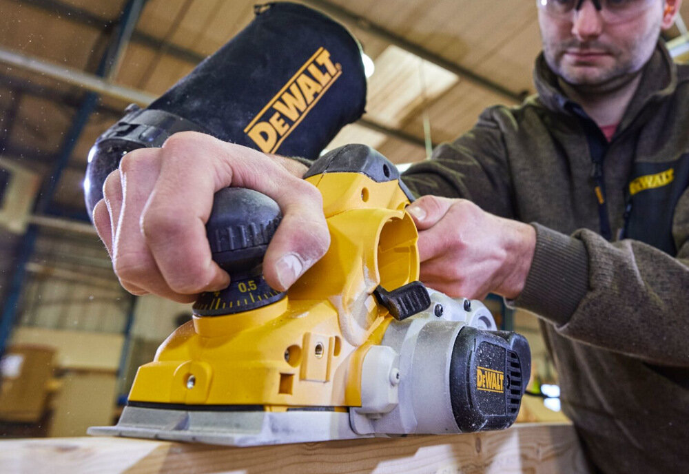 Strug DEWALT D26500K-QS do precyzyjnego i skutecznego obrabiania drewna dla branzy stolarskich solidna wytrzymala konstrukcja dla amatorow zawodowcow