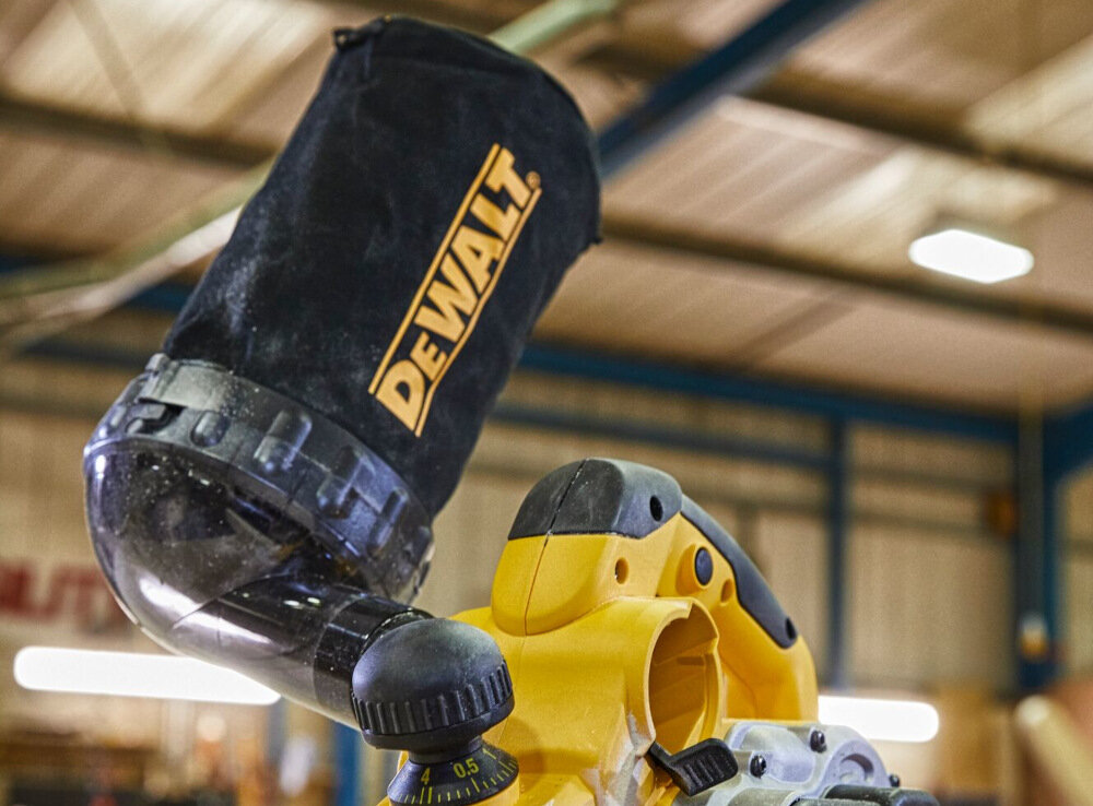Strug DEWALT D26500K-QS mozliwosc odsysania pylu przylacze do odpylania deflektor worek na wiory