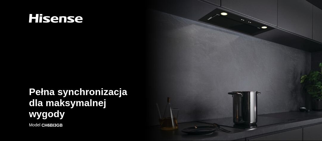 Obraz przedstawia kuchnię z czarnym okapem zamontowanym nad blatem, na którym stoi garnek i butelka z oliwą. Po lewej stronie widoczny jest tekst: \'Hisense Pełna synchronizacja dla maksymalnej wygody Model CH6BI3GB\'.