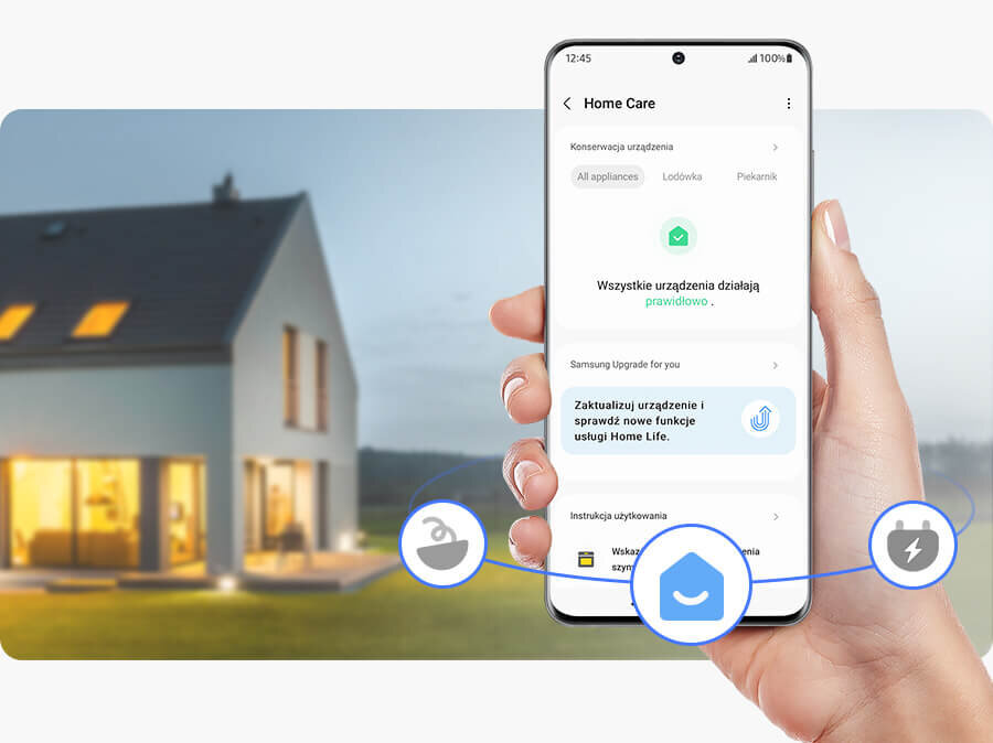 chłodziarkę rr39c7bj5s9ef możesz kontrolować z poziomu aplikacji Osoba trzyma smartfon z aplikacją \'Home Care\' pokazującą status urządzeń, na tle domu z oświetlonymi oknami. Na ekranie widoczny jest tekst: \'Wszystkie urządzenia działają prawidłowo\' oraz \'Zaktualizuj urządzenie i sprawdź nowe funkcje usługi Home Life\'.