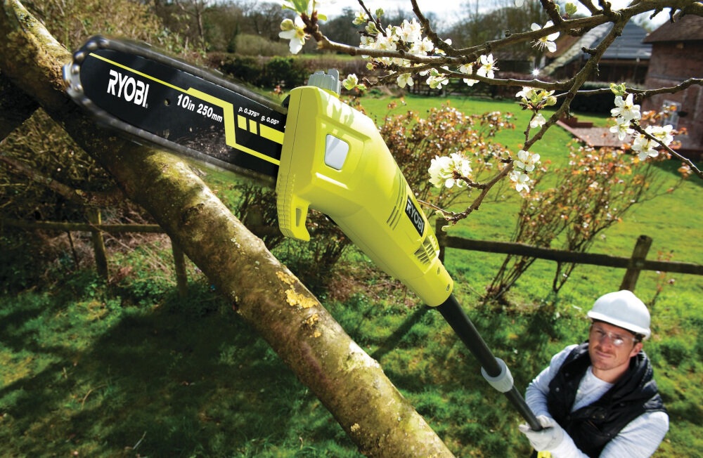 Pilarka elektryczna RYOBI RPP755E szybkość wydajność prędkość łańcucha 10 m/s długość prowadnicy 25 cm silnik o mocy 750 W poziom głośności akustycznej 104,1 dB