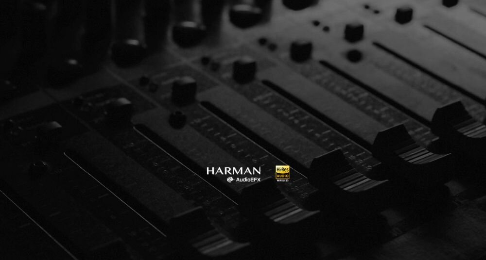 Czarno-białe zdjęcie przedstawia mikser audio z widocznymi suwakami i pokrętłami. Na obrazie znajdują się logotypy: HARMAN, AudioEFX oraz Hi-Res Audio Wireless.