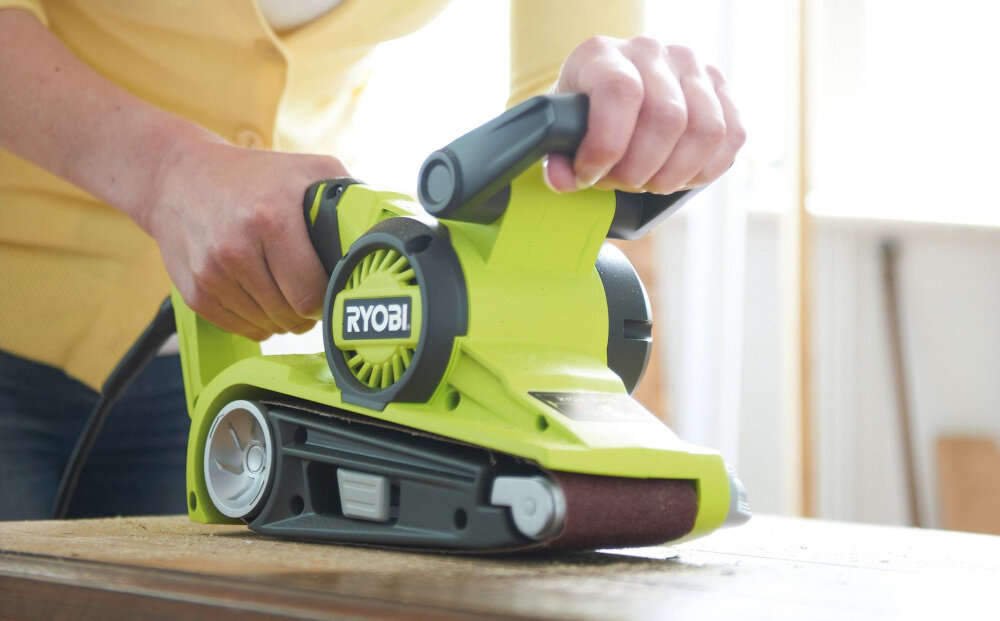 Szlifierka taśmowa RYOBI EBS800 zasilana prądem elektrycznym silnik o mocy 800 W do prac o małym i średnim natężeniu