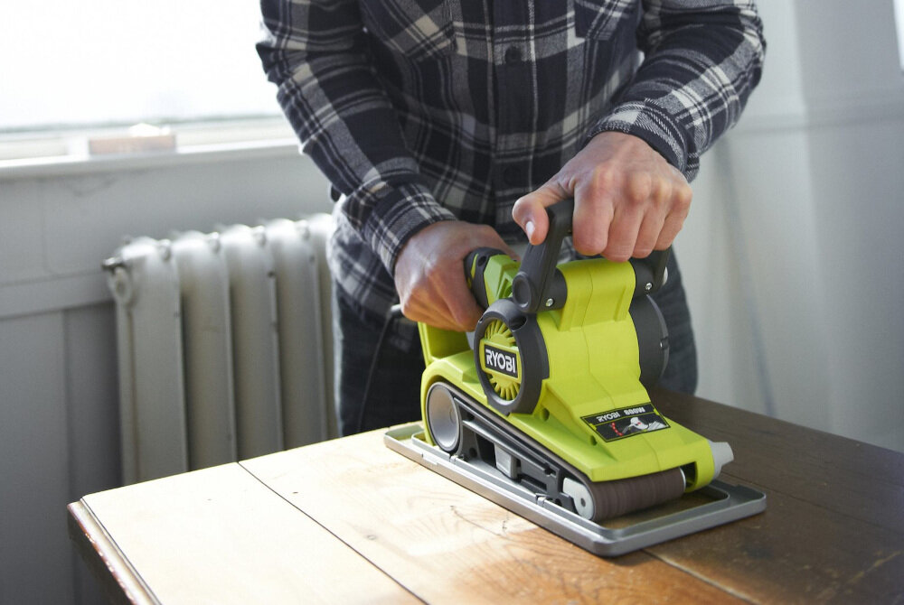 Szlifierka taśmowa RYOBI EBS800 do zastosowań domowych funkcja Livetool Indicator w postaci niebieskiej diody