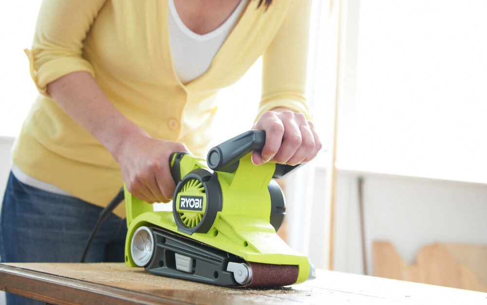 Szlifierka taśmowa RYOBI EBS800 niewielka masa waga 3,3 kg poziom mocy akustycznej 102 dB