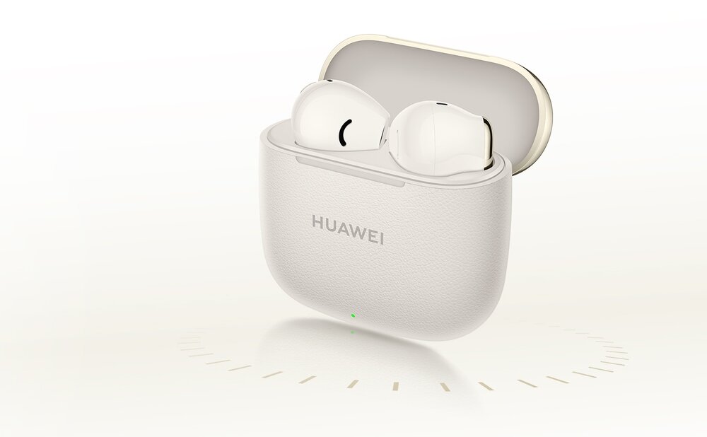 Na obrazie widoczne są białe słuchawki douszne w otwartym etui z napisem \'HUAWEI\'.