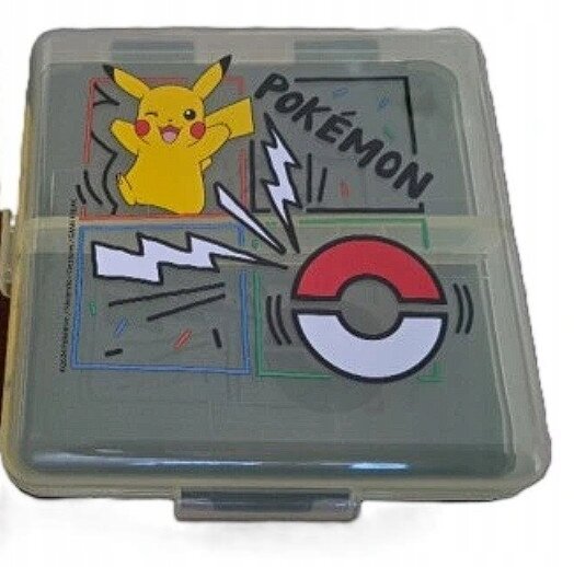 Przezroczysty pojemnik na lunch z trzema komorami, ozdobiony grafiką przedstawiającą żółtą postać oraz napis \'POKÉMON\' i symbol w kształcie czerwono-białej kuli. Na pokrywie widoczne są także błyskawice i kolorowe linie.