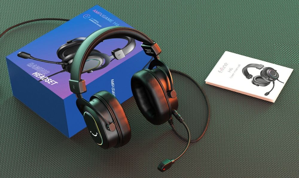 Na obrazie widoczne są czarne słuchawki z mikrofonem oraz pudełko z napisem \'AmpliGame H6\' i \'HEADSET\'. Obok znajduje się instrukcja z napisem \'FIFINE H6\'.