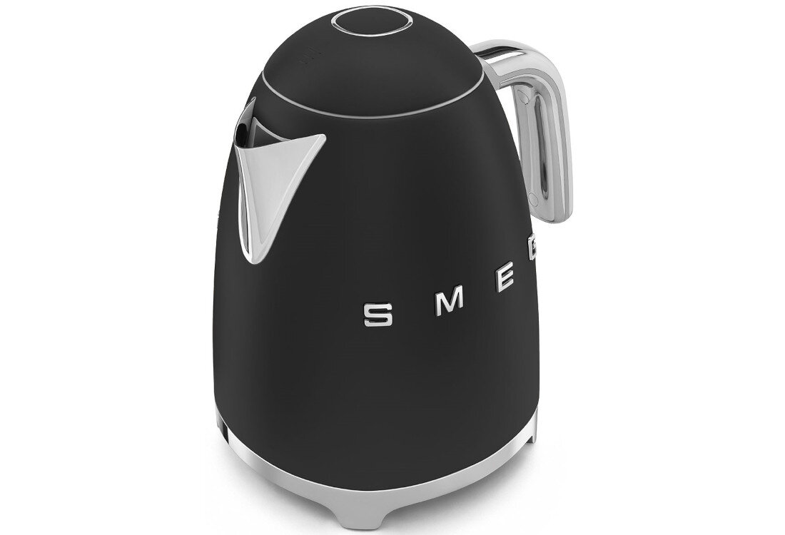Czarny matowy czajnik elektryczny z napisem \'SMEG\' na korpusie. Posiada srebrne wykończenia na uchwycie i wylewce.