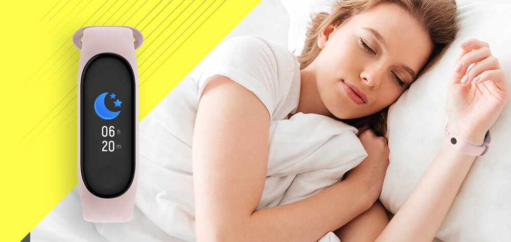 Na obrazie widoczny jest smartband z wyświetlaczem pokazującym ikonę księżyca i gwiazdy oraz czas 06:20. Obok znajduje się osoba śpiąca, nosząca podobny smartband na nadgarstku.