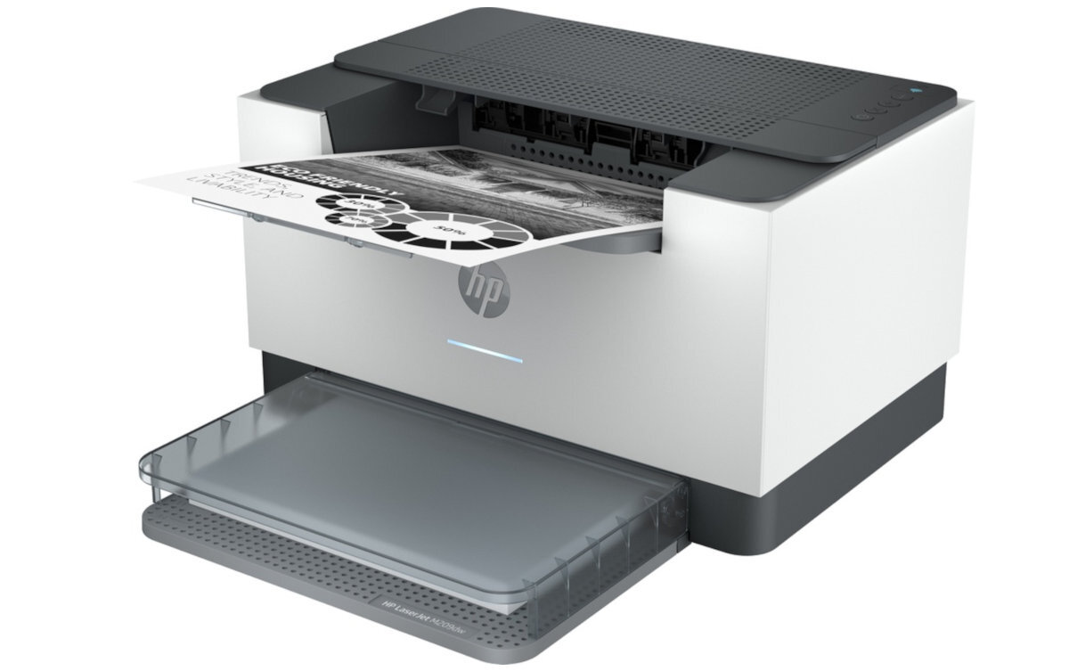 Drukarka HP LaserJet z widocznym logo HP, drukująca czarno-białą stronę. Urządzenie ma kompaktowy, nowoczesny design z białą obudową i ciemnym panelem górnym.