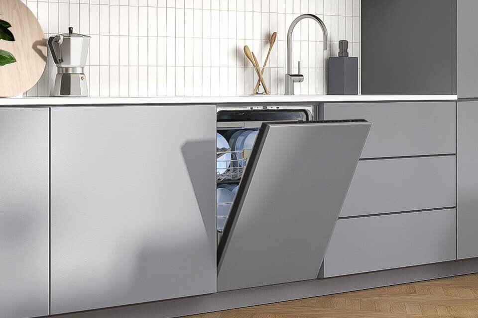 Zmywarka do zabudowy 60 cm Samsung DW60DG790B00U1 dostępna w Media Expert Kuchnia z otwartą zmywarką w zabudowie, wypełnioną naczyniami. Na blacie znajduje się ekspres do kawy, deska do krojenia i zlew z kranem.