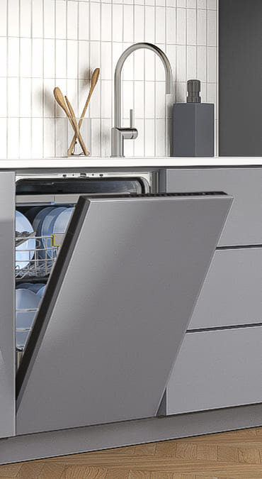zmywarka do pełnej zabudowy Samsung dw60dg790b00u1 szeroka na 60 cm dostępna w Media Expert Zmywarka w zabudowie kuchennej z otwartymi drzwiami, wypełniona naczyniami. W tle widoczny jest zlew z kranem oraz akcesoria kuchenne na blacie.