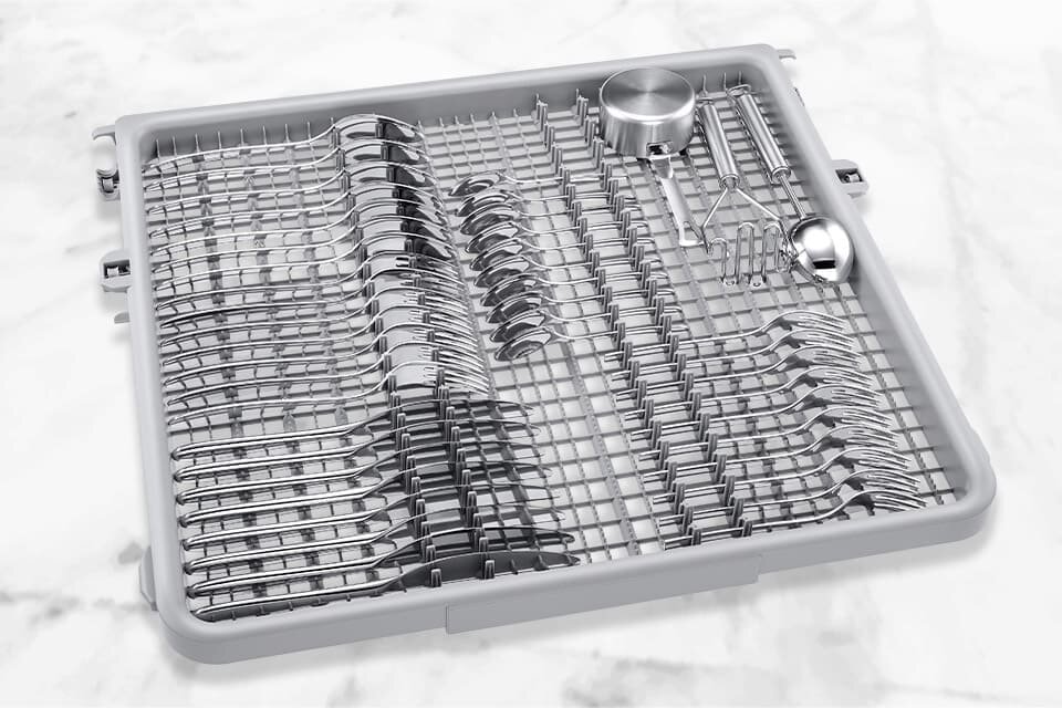 zmywarka dw60dg790b00u1 z szufladą na sztućce Na obrazie widoczna jest szuflada zmywarki z ułożonymi sztućcami i małymi naczyniami. Szuflada ma szare krawędzie i siatkowe dno.