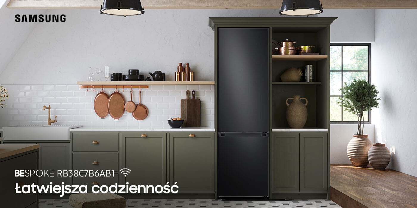 Kuchnia z ciemnoszarą lodówką w zabudowie, otoczona zielonymi szafkami i białymi płytkami na ścianie. Na dole widoczny jest tekst: \'BESPOKE RB38C7B6AB1 Łatwiejsza codzienność\'.