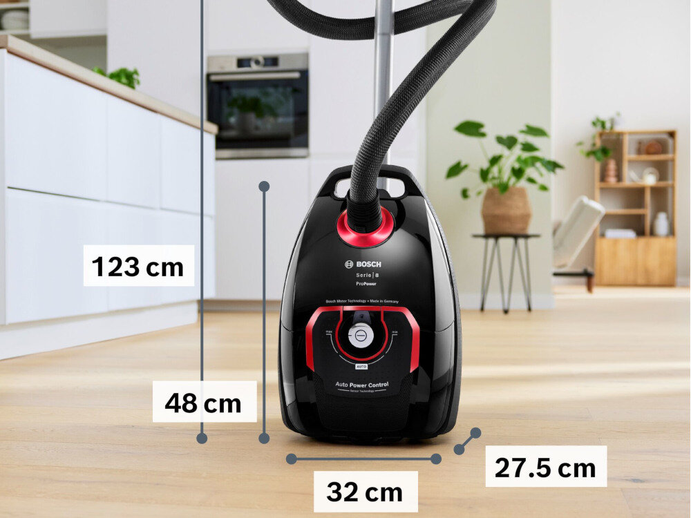 Czarny odkurzacz z logo BOSCH Serie 8 ProPower stoi na drewnianej podłodze w jasnym wnętrzu. Obok odkurzacza widoczne są wymiary: 123 cm, 48 cm, 32 cm i 27.5 cm.