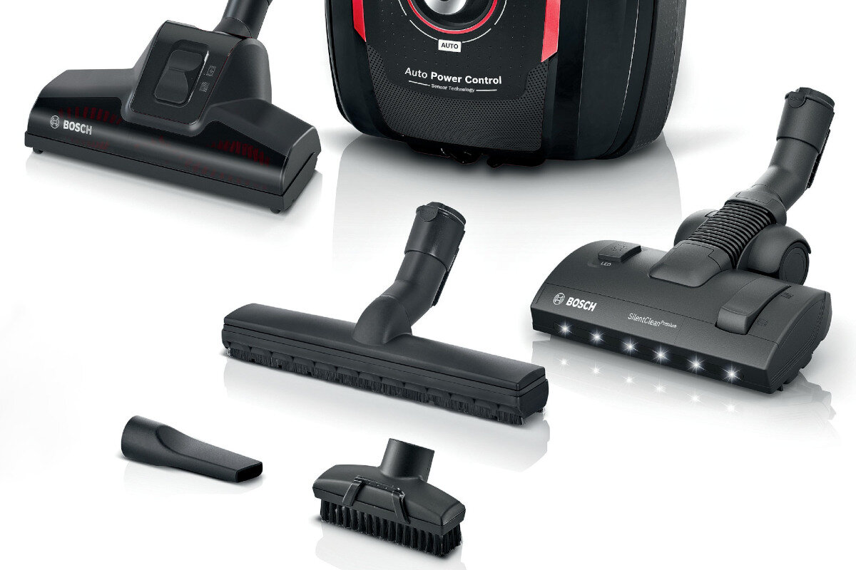 Na obrazie widoczny jest odkurzacz z kilkoma różnymi końcówkami. Na odkurzaczu znajduje się napis \'Auto Power Control\', a na niektórych końcówkach widoczne jest logo \'BOSCH\'.