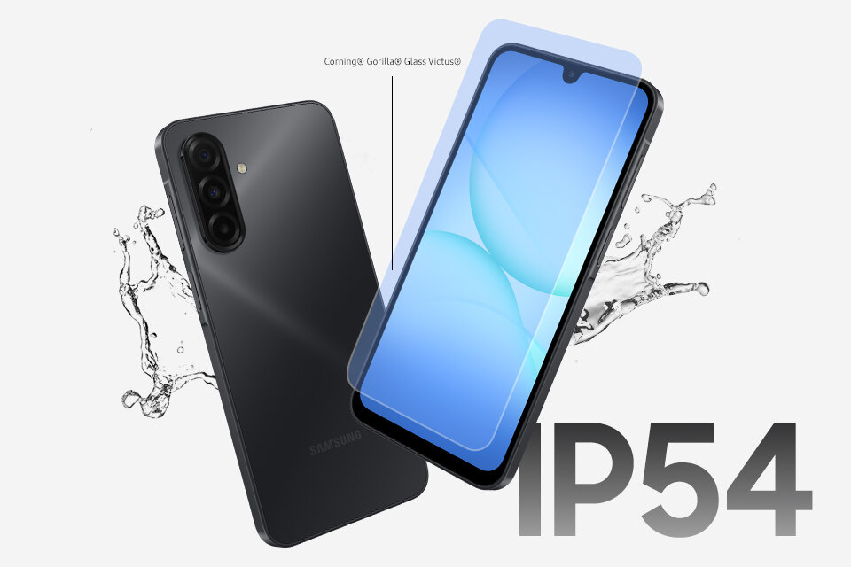 wytrzymałość Obraz przedstawia dwa smartfony, jeden z przodu z wyświetlaczem, drugi z tyłu z trzema aparatami. Widoczny jest tekst \'Corning Gorilla Glass Victus\' oraz \'IP54\', a wokół urządzeń rozpryskuje się woda.