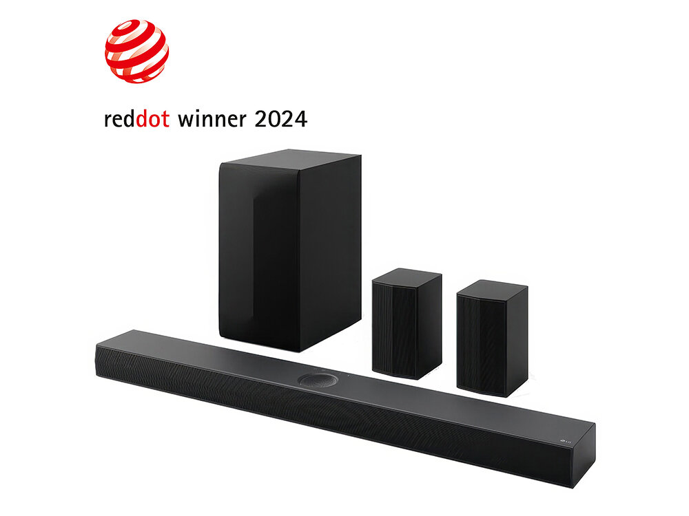 Na obrazie widoczny jest czarny soundbar z bezprzewodowym subwooferem i dwoma głośnikami. W górnym rogu znajduje się logo \'reddot winner 2024\'.