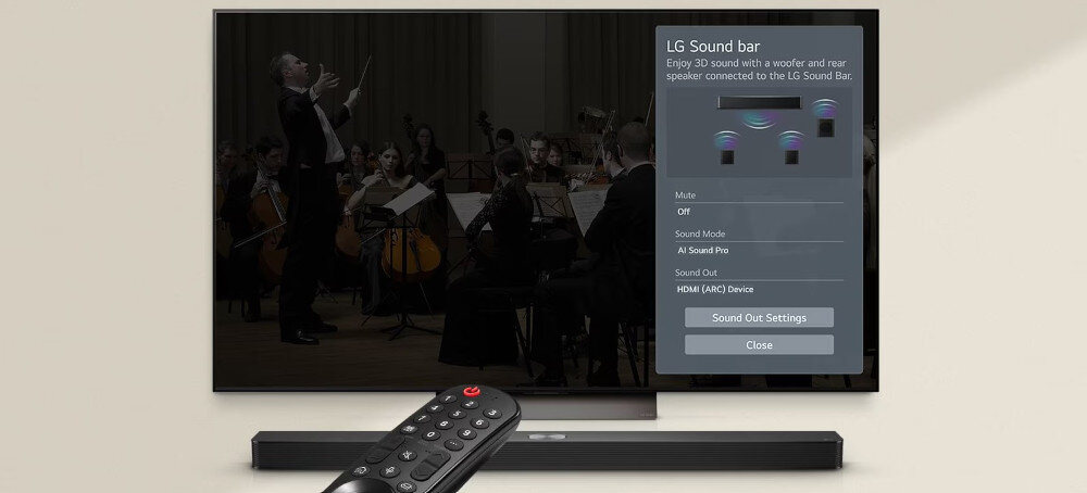 Na obrazie widoczny jest telewizor z wyświetlonym menu ustawień soundbara LG, a przed nim znajduje się czarny soundbar i pilot. W tle na ekranie telewizora widać orkiestrę symfoniczną podczas występu.