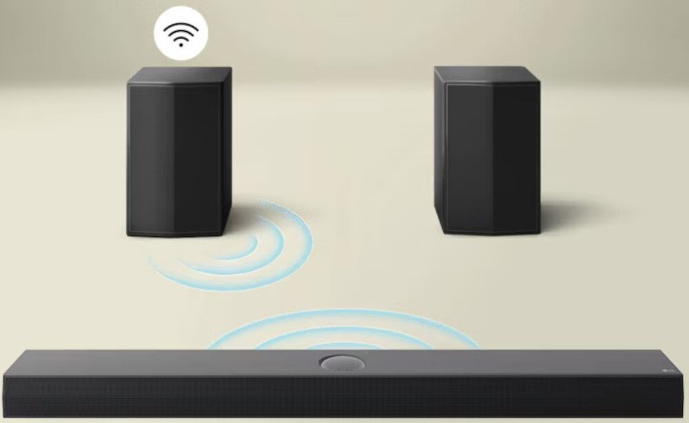 Na obrazie widoczny jest czarny soundbar oraz dwa głośniki z ikoną sygnału bezprzewodowego. Na podłodze widać niebieskie fale dźwiękowe.