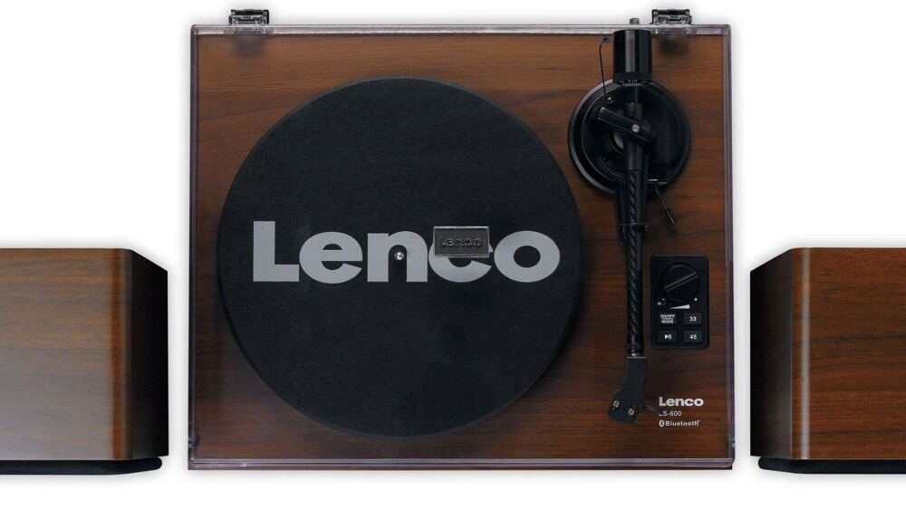 Na obrazie widoczny jest gramofon z drewnianą obudową i dwoma głośnikami. Na gramofonie znajduje się napis \'Lenco LS-600 Bluetooth\'.