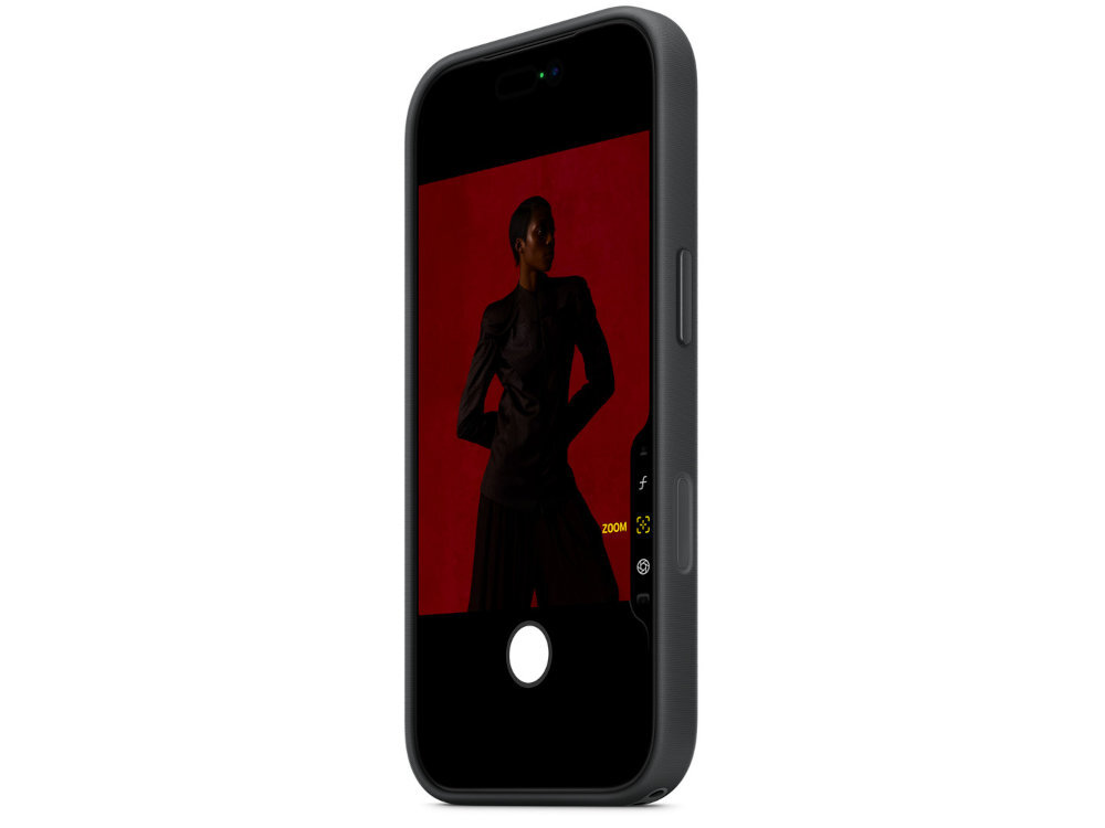 Czarne etui na telefon z widocznym ekranem, na którym jest zdjęcie osoby na czerwonym tle. Na ekranie widoczny jest napis \'ZOOM\'.